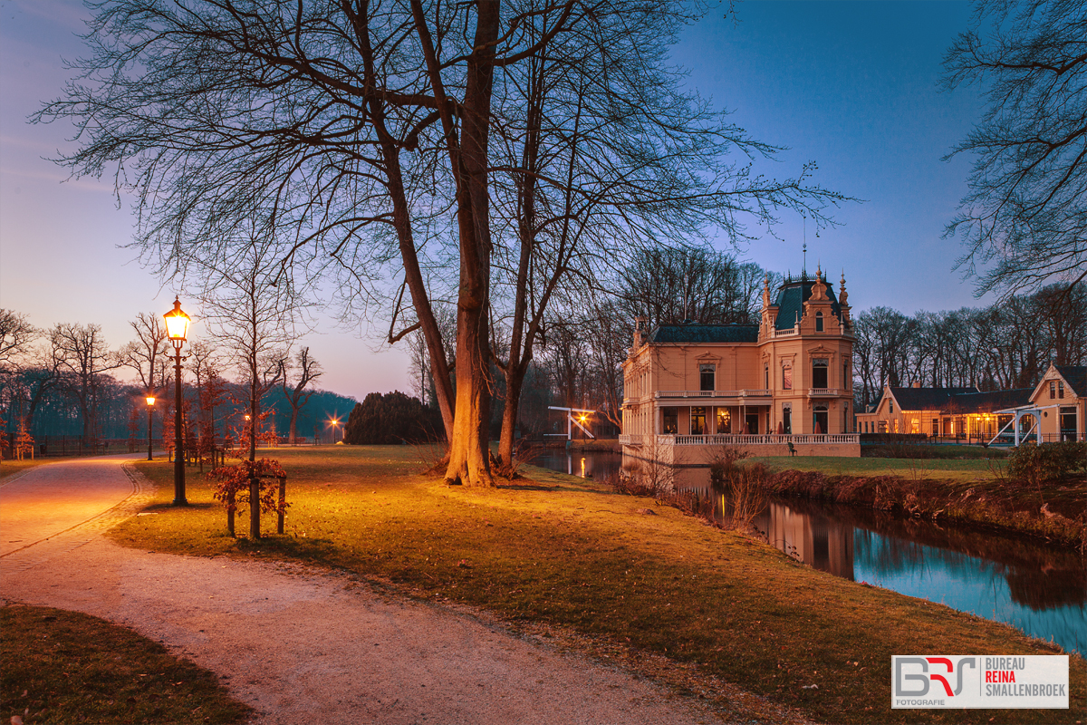 Kasteel Nienoord Leek bij avond