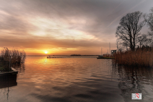 Zonsondergang-Leekstermeer-met-boot-en-uitkijktoren