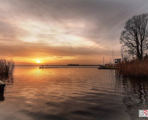 Zonsondergang-Leekstermeer-met-boot-en-uitkijktoren