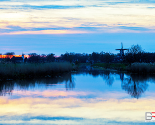 Kerk en Molen Woldzigt tijdens zonsondergang