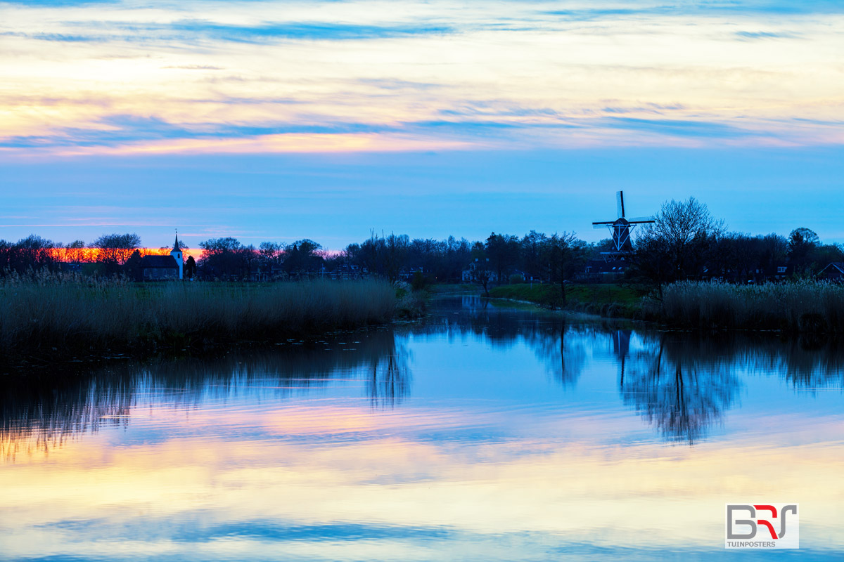 Kerk en Molen Woldzigt tijdens zonsondergang