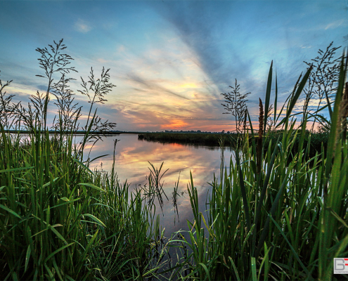 zonsondergang-aan-de-waterkant-in-Matsloot