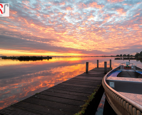 Leekstermeer zonsopkomst met boot