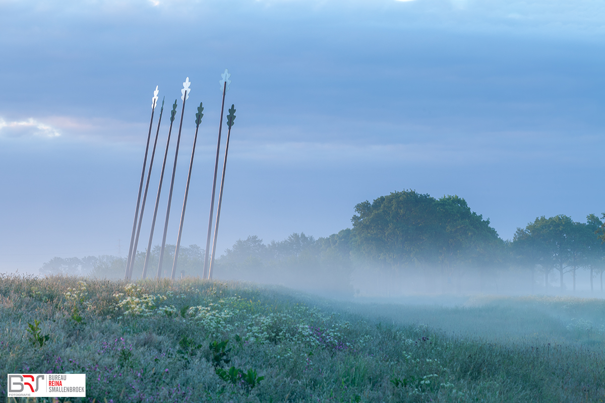 Monument Oerwold in de mist