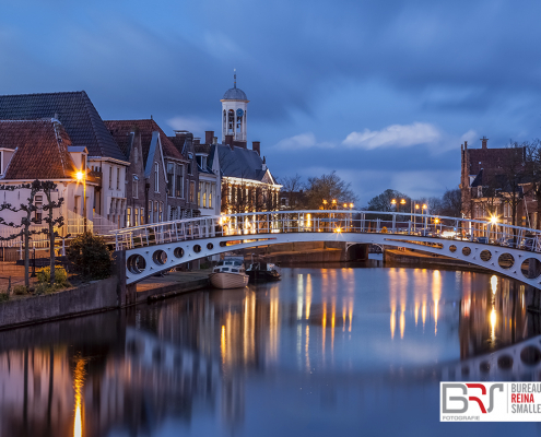 vleesmarkt Dokkum met zicht op stadhuis met torentje