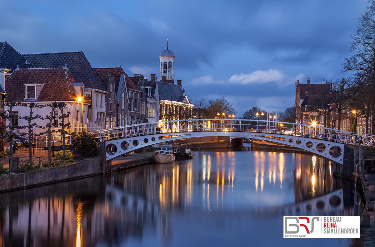 vleesmarkt Dokkum met zicht op stadhuis met torentje