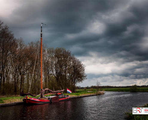 Schip aan het Hoofddiep tijdens zwaar weer