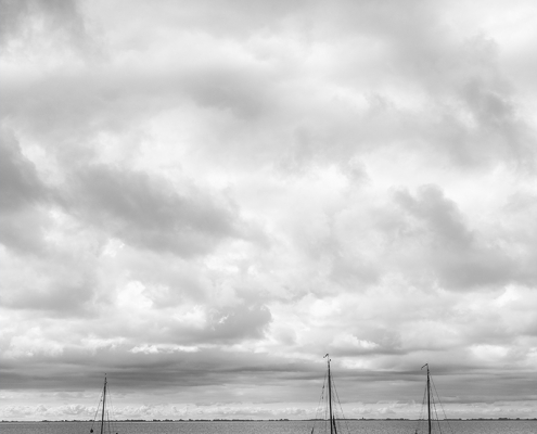 3 boten op het drooggevallen wad