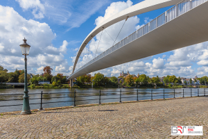 Hoge voetgangersbrug Maastricht