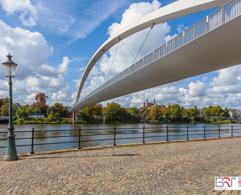 Hoge voetgangersbrug Maastricht