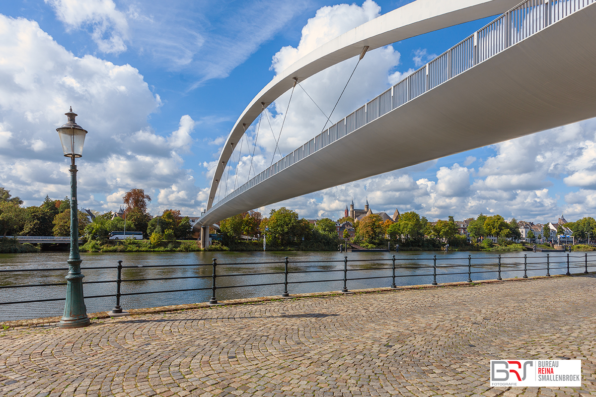 Hoge voetgangersbrug Maastricht