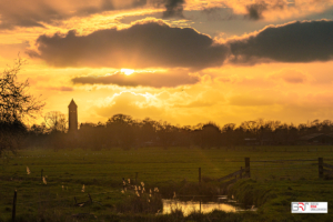 zonsondergang Nienoordschepolder kerk