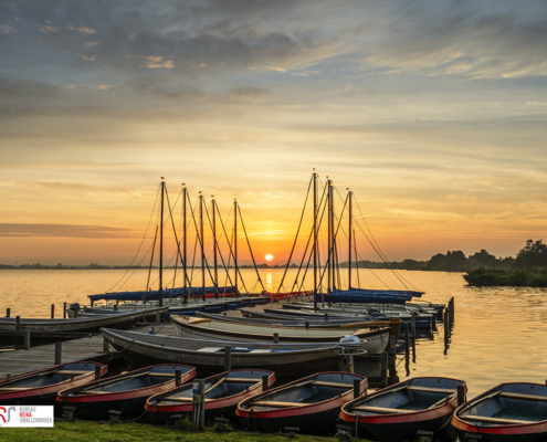 Leekstermeer met boten aan de steiger tijdens zonsopkomst