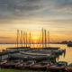 Leekstermeer met boten aan de steiger tijdens zonsopkomst