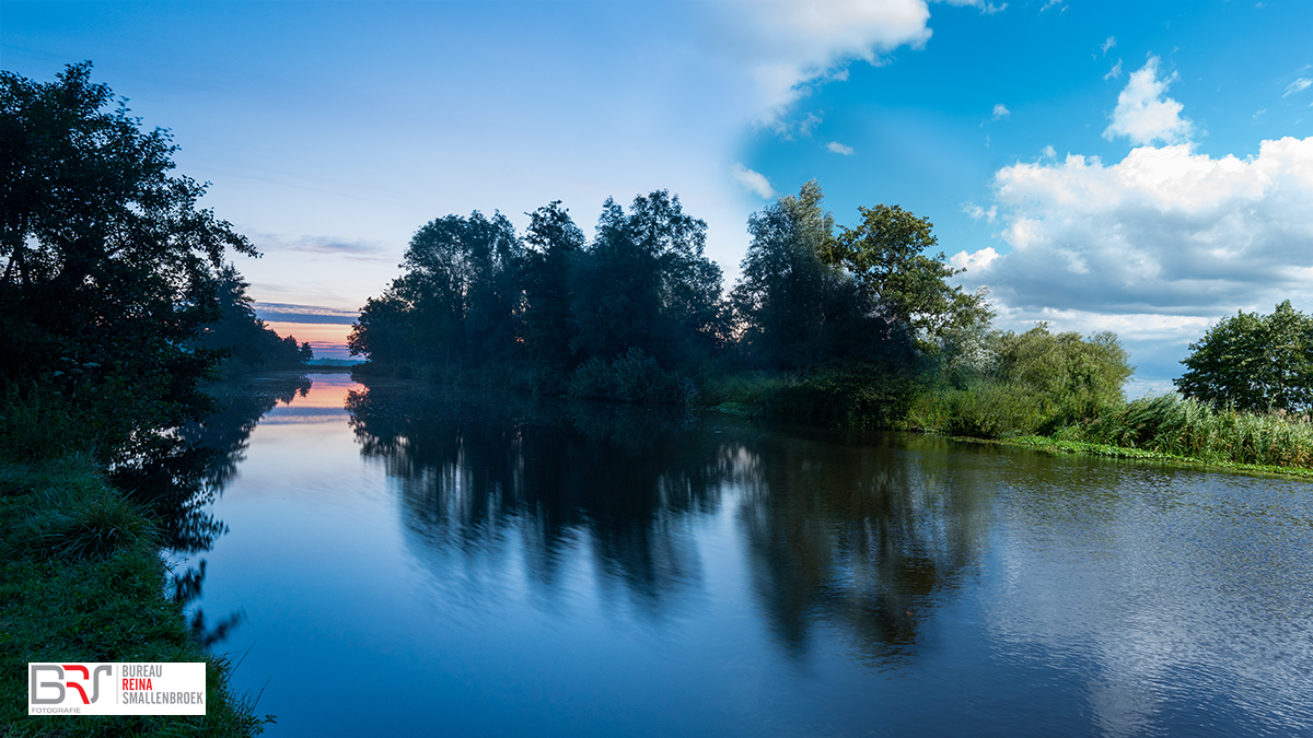 Bomen, water in De Onlanden dag versus zonsopkomst