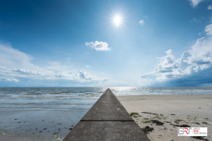 Into the deep Betonnen golfbreker Borkum met hoogstaande zon