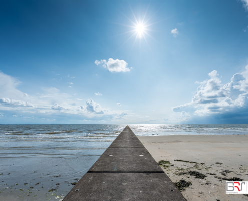 Into the deep Betonnen golfbreker Borkum met hoogstaande zon