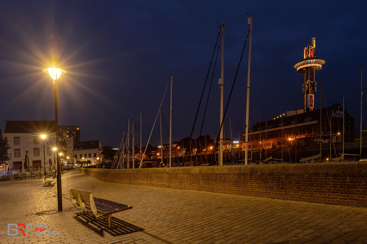 Het Arsenaal bij avond vanaf de Ballastkade Vlissingen