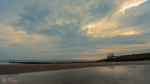 Het strand van Vlissingen met golfbrekers en windorgel