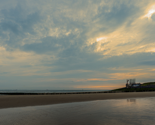 Het strand van Vlissingen met golfbrekers en windorgel