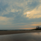 Het strand van Vlissingen met golfbrekers en windorgel