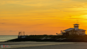 Windorgel en strandpaviljoen Vlissingen tijdens zonsondergang