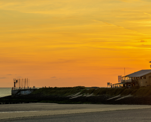 Windorgel en strandpaviljoen Vlissingen tijdens zonsondergang