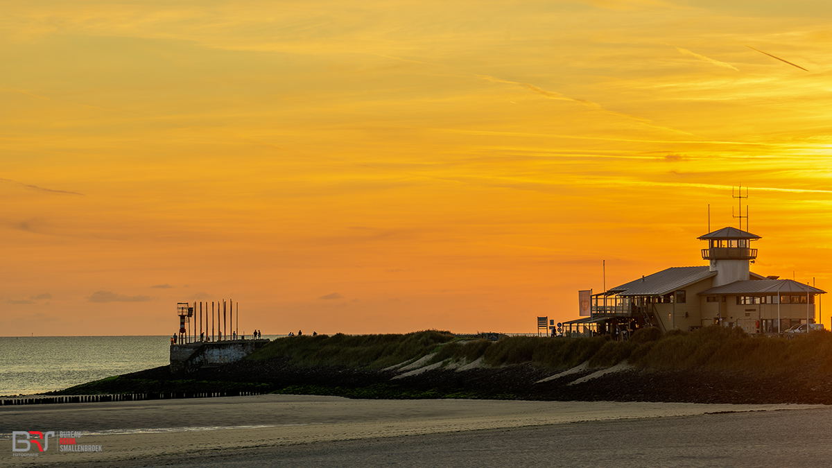Windorgel en strandpaviljoen Vlissingen tijdens zonsondergang