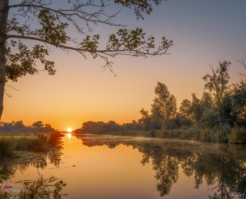 Zonsopkomst Nienoordsche polder richting Leekstermeer