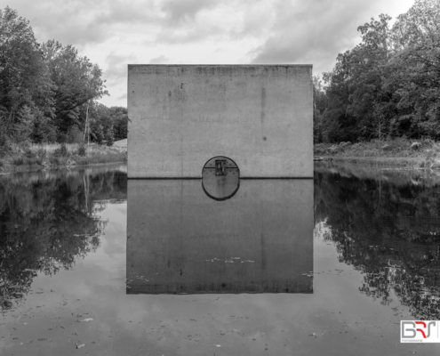 Doorkijkje proefopstelling Deltawerken Waterloopbos zwart-wit