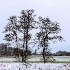 doorkijkje Kerk Midwolde in de sneeuw