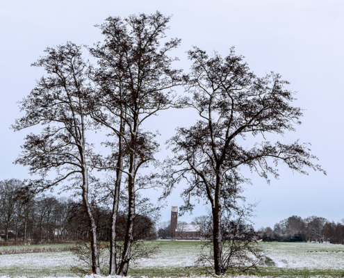 doorkijkje Kerk Midwolde in de sneeuw