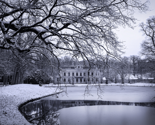 kasteel Nienoord in zwart-wit met vijver