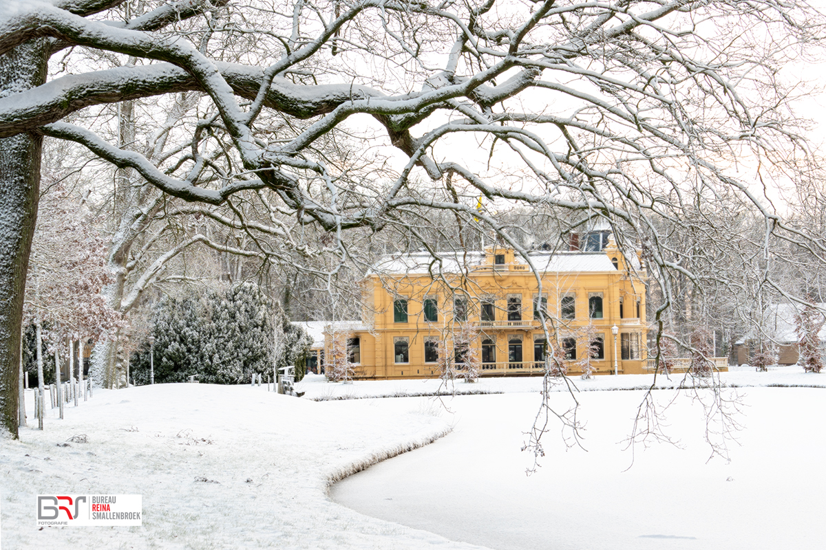 Kasteel Nienoord in de sneeuw