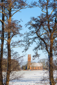 Kerk Midwolde in de sneeuw