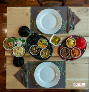 gedekte tafel met indische gerechten