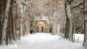 Poort kasteel Nienoord in de sneeuw