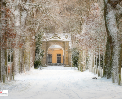 Poort kasteel Nienoord in de sneeuw