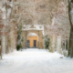 Poort kasteel Nienoord in de sneeuw