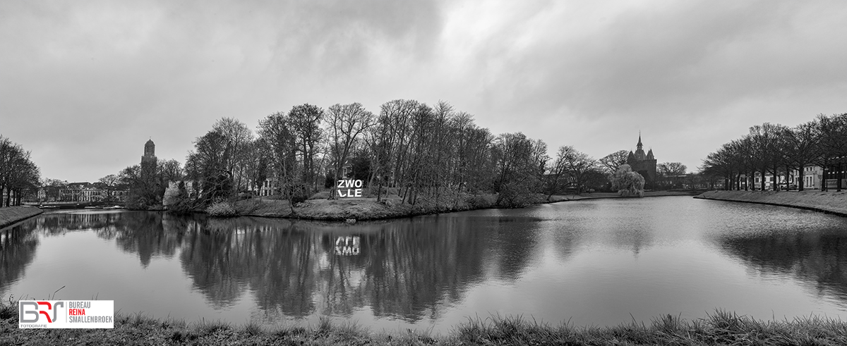 panorama stadsgezicht Zwolle in zwart-wit