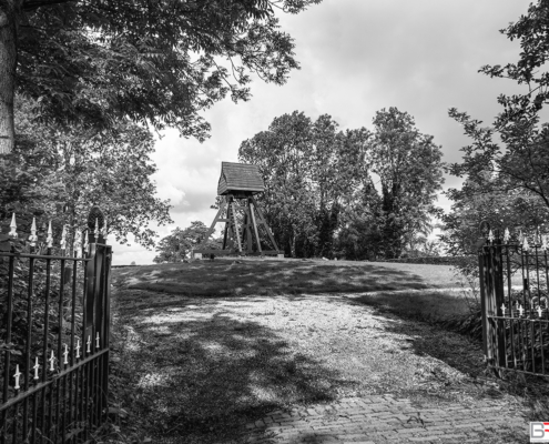 Klokkenstoel Oldekerk met hek in zwart-wit