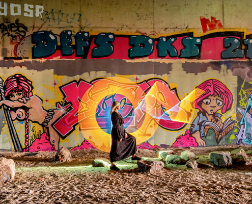 Lightpainting onder viaduct met graffiti > model Marga Gaikema - 4