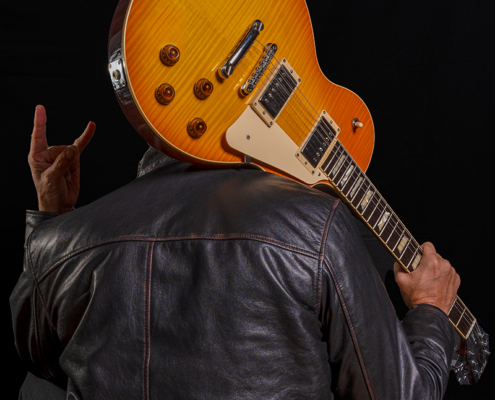 Man met gitaar op z'n nek