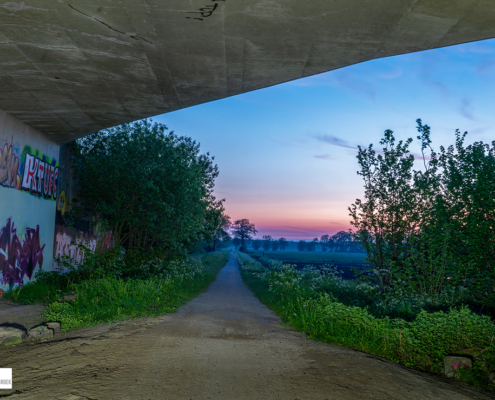 Landschap gezien door een tunnel