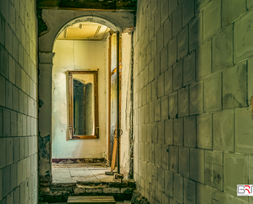 Spiegel aan de wand in Urbex huis