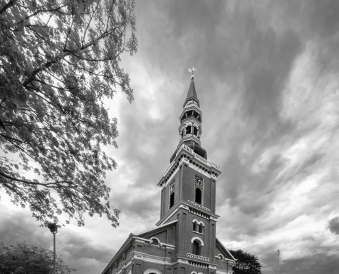 Farmsumerkerk in zwart-wit