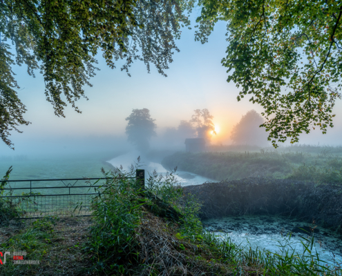 Zonsopkomst De Groeve Nienoorschepolder in de mist