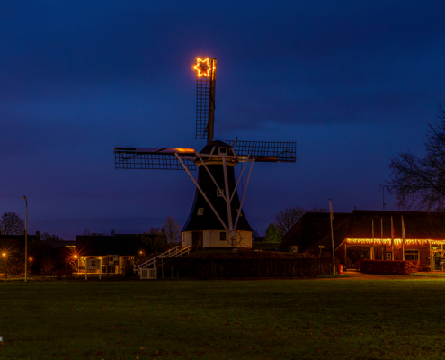 molen Rolde in Kerstfeer bij avond