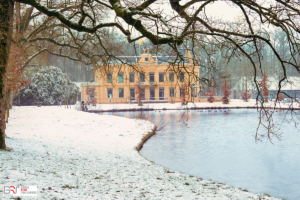 Kasteel nienoord in de sneeuw