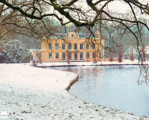 Kasteel nienoord in de sneeuw